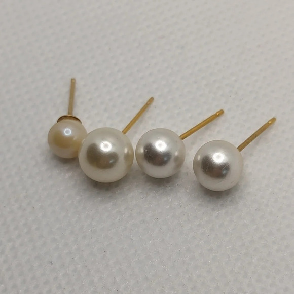 Gold pearl studs - Picture 2 of 2